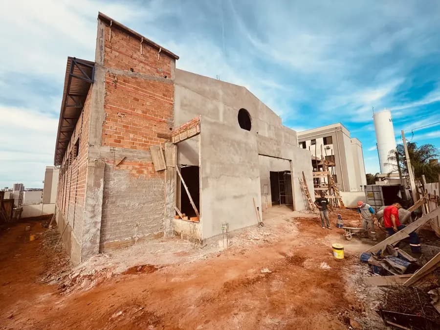 Obra do novo templo da Igreja Batista Liberdade em Araraquara, com paredes de alvenaria erguidas e operários trabalhando